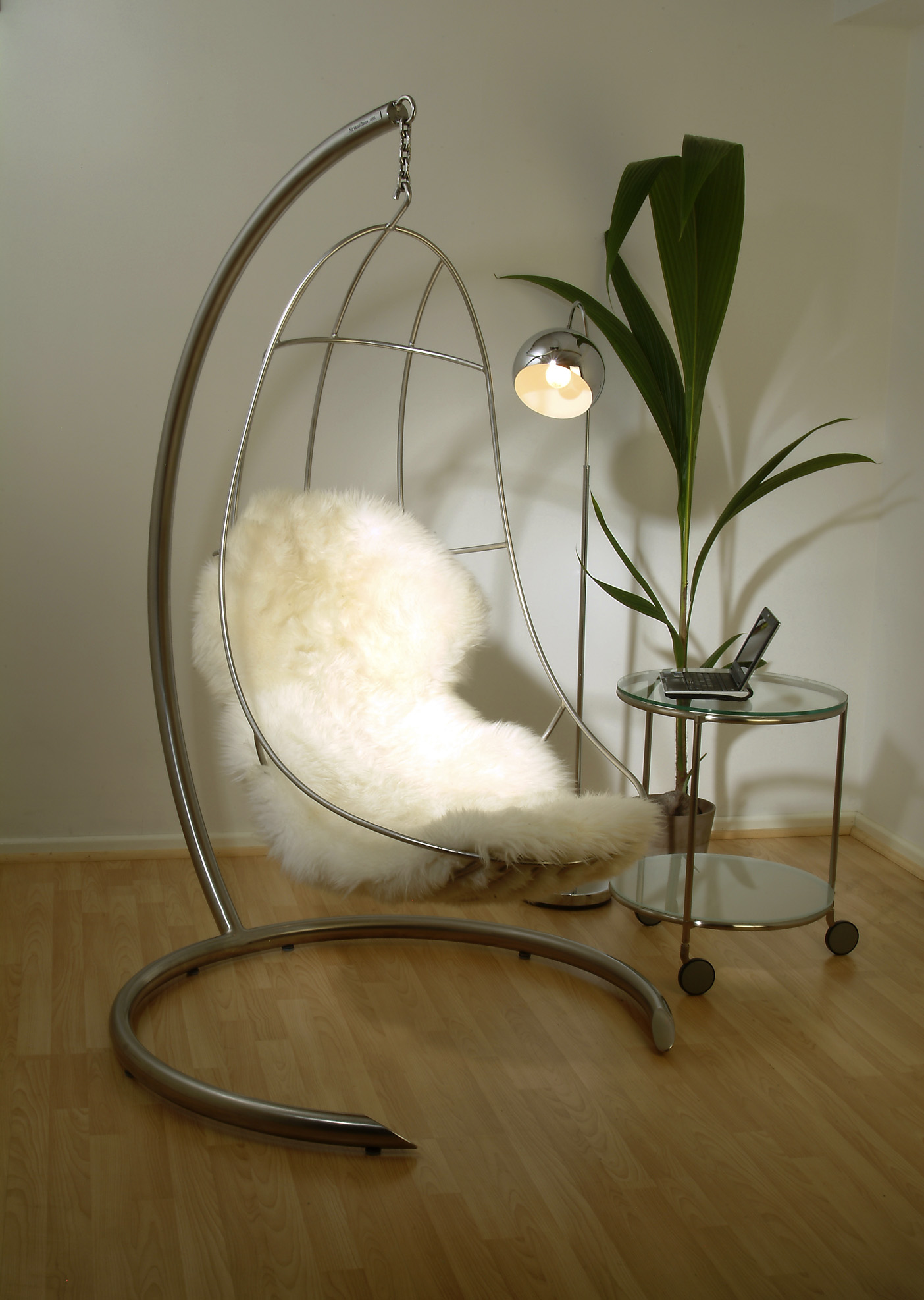 Hug hanging chair